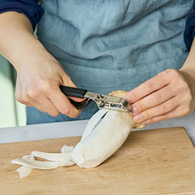 새송이버섯은 필러로 슬라이스 해주세요.