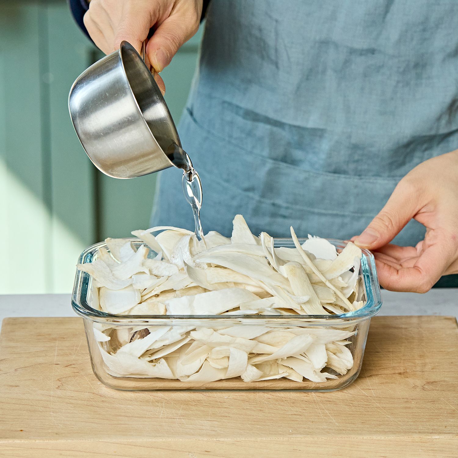 전자레인지용 그릇에 새송이버섯과 물 반컵을 넣어 2분 돌려주세요.
