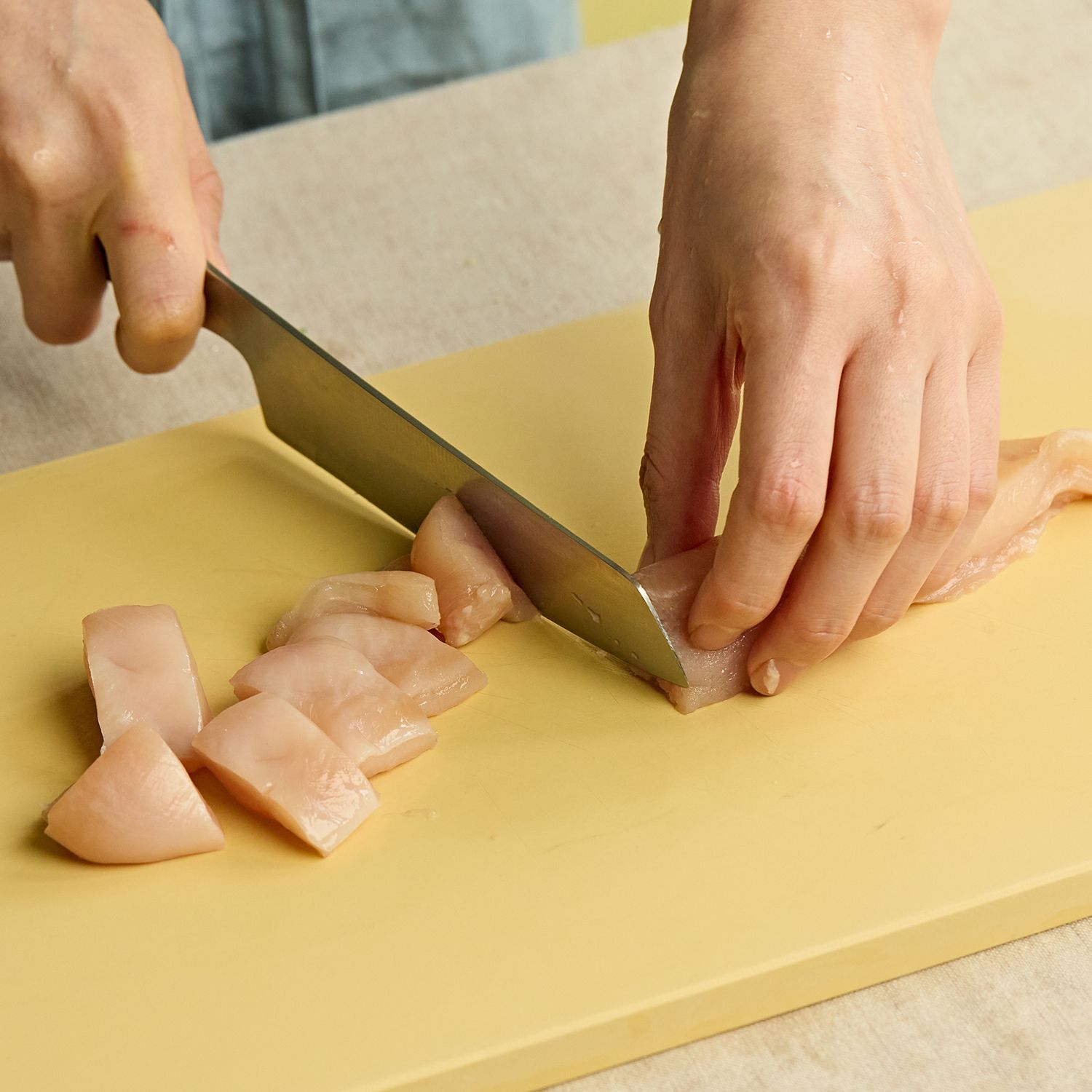 닭가슴살은 한 입 크기로 썰어 소금, 후추로 밑간한 뒤 밀가루를 가볍게 묻혀주세요.