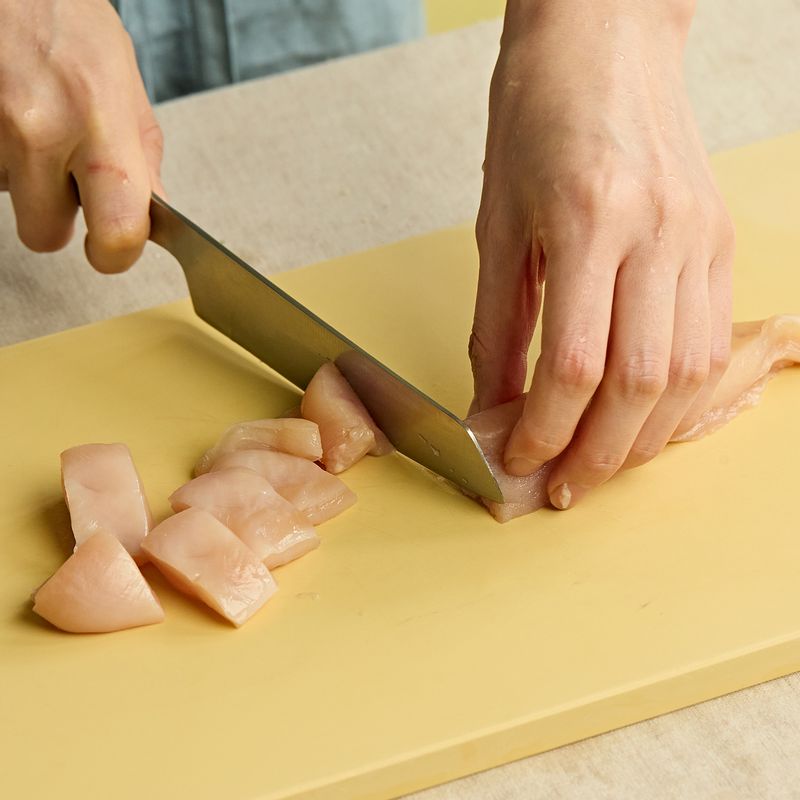 닭가슴살은 한 입 크기로 썰어 소금, 후추로 밑간한 뒤 밀가루를 가볍게 묻혀주세요.