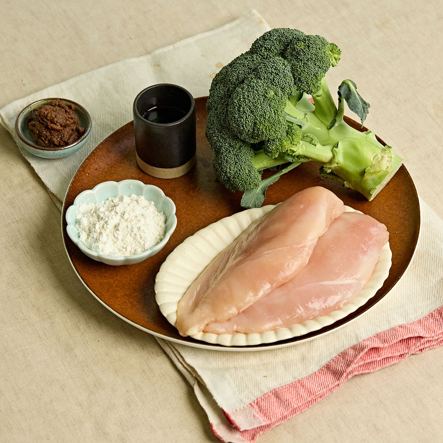 브로콜리 닭가슴살 샐러드 을 위한 재료 이미지로 닭가슴살,브로콜리,밀가루,식용유 등으로 구성 되어있습니다.