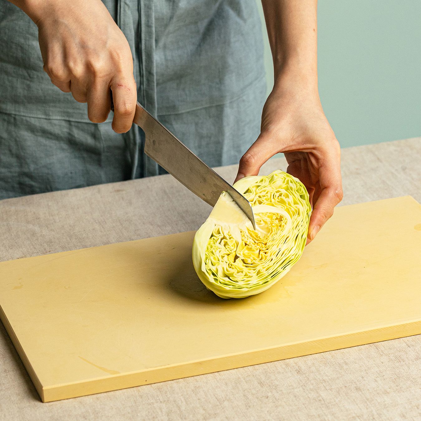 양배추는 깨끗이 씻은 뒤 가늘게 채를 썰어주세요.