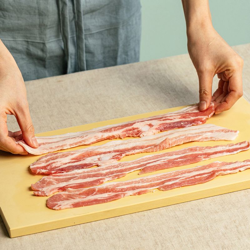 돼지고기를 넓게 펼쳐 소금과 후춧가루를 약간씩 뿌린 뒤, 양배추를 적당량 올려 돌돌 말아주세요.