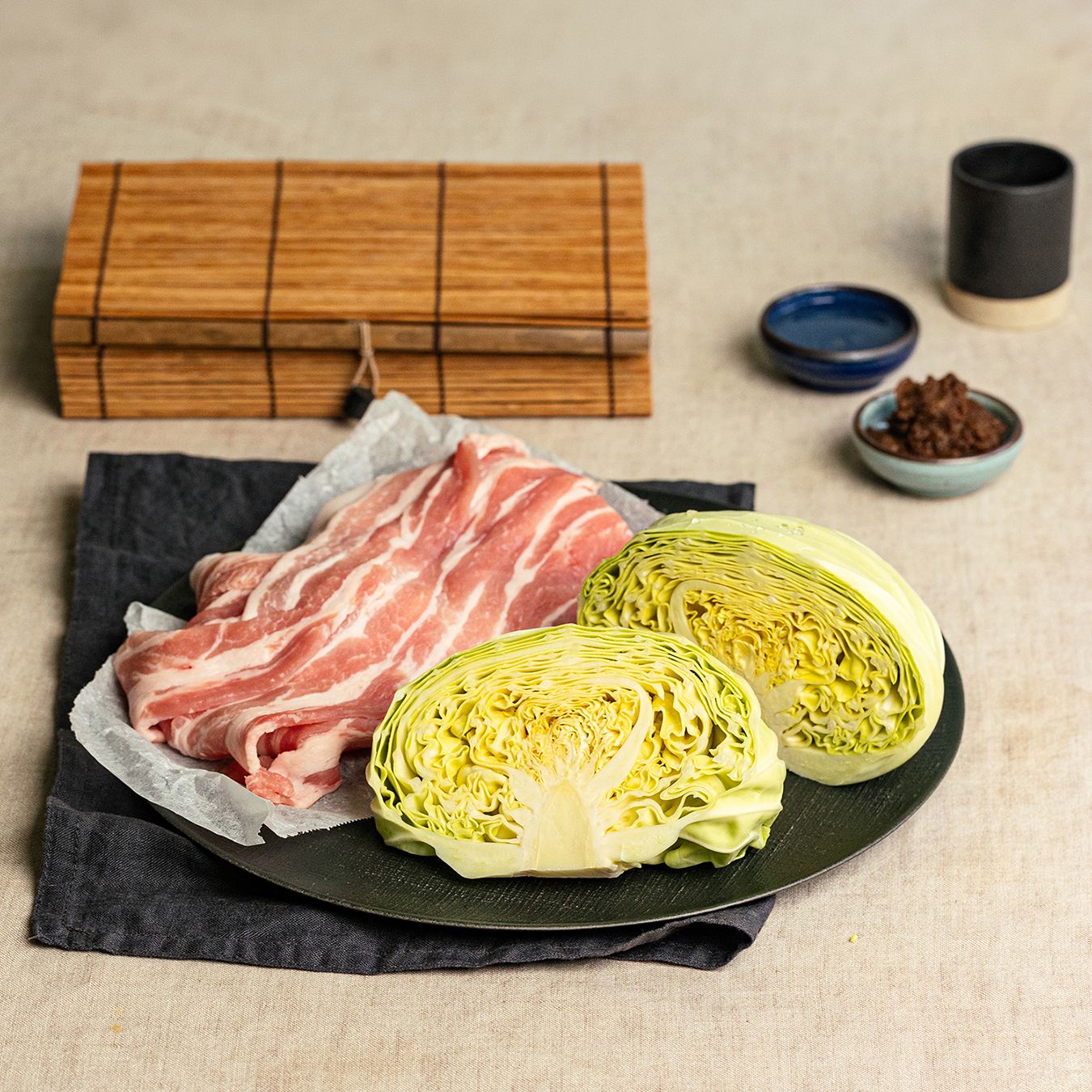 돼지고기 양배추말이을 위한 재료 이미지로 양배추,대패삼겹살,소금,후춧가루,통깨 등으로 구성 되어있습니다.