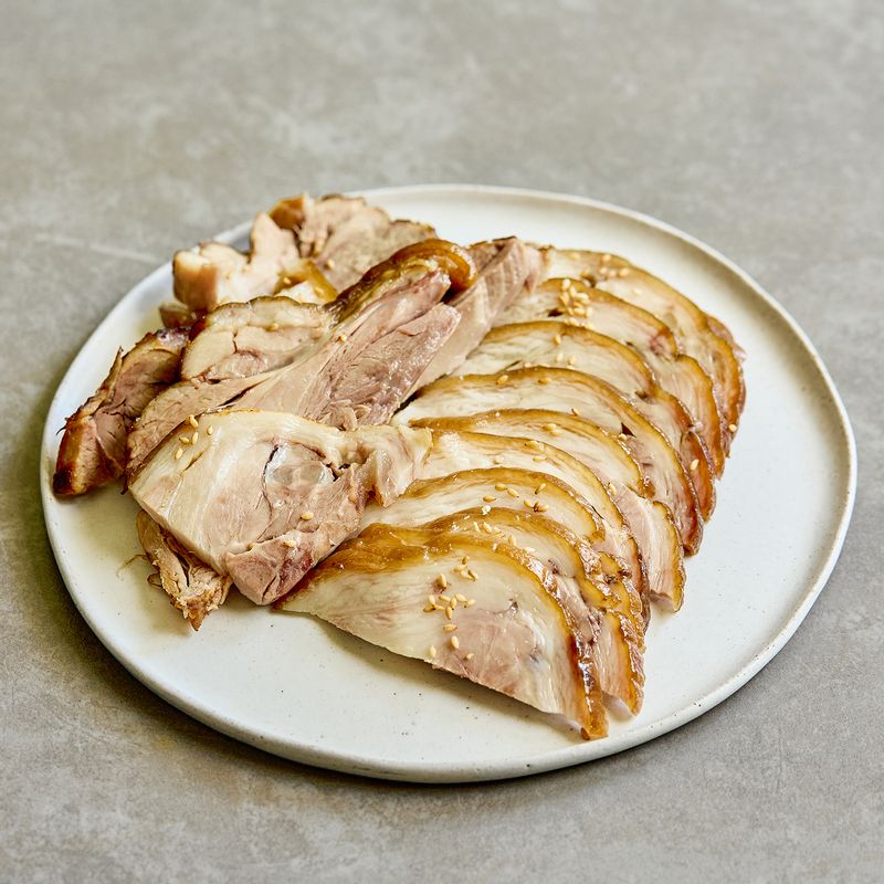 족발은 먹기 좋게 썰어 접시에 담아주세요.