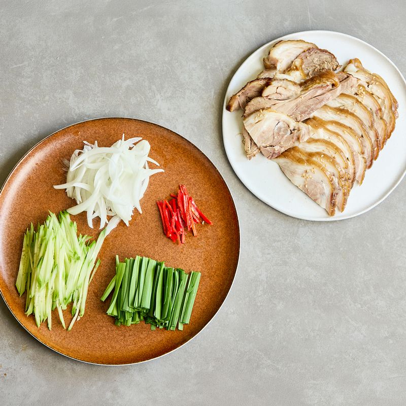 냉채 족발 을 위한 재료 이미지로 족발,양파,부추,홍고추,오이 등으로 구성 되어있습니다.