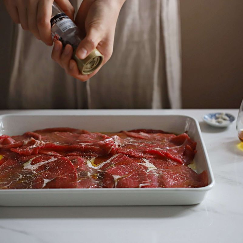 쇠고기는 약간의 참기름과 소금, 후추로 밑간을 해주세요.