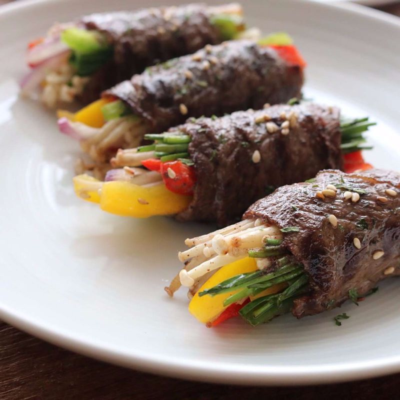 접시에 쇠고기편채를 담고 소스를 곁들여 주세요.