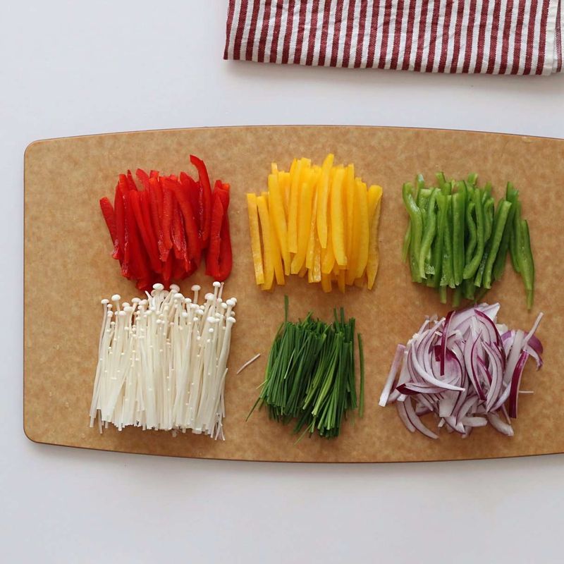 적양파와 파프리카는 얇게 채를 썰고, 영양부추와 팽이버섯은 5센치 길이로 썰어주세요.