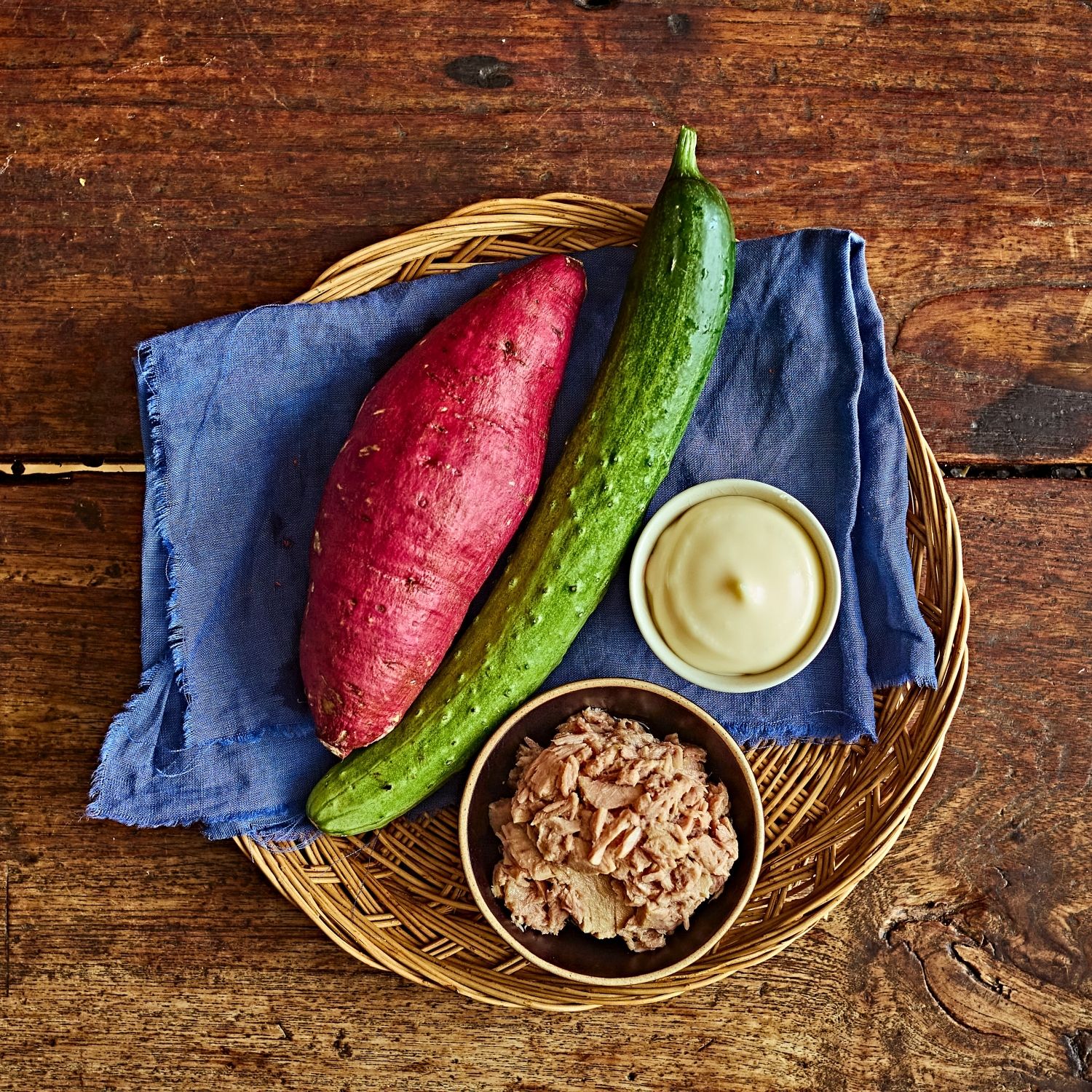 고구마 오이참치 샐러드 을 위한 재료 이미지로 고구마 (또는 호박고구마),참치,오이,마요네즈,소금, 후춧가루 등으로 구성 되어있습니다.