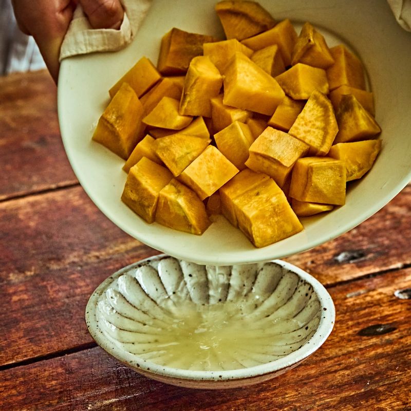 익힌 고구마는 물기를 제거한 후 포크로 굵게 으깨주세요.