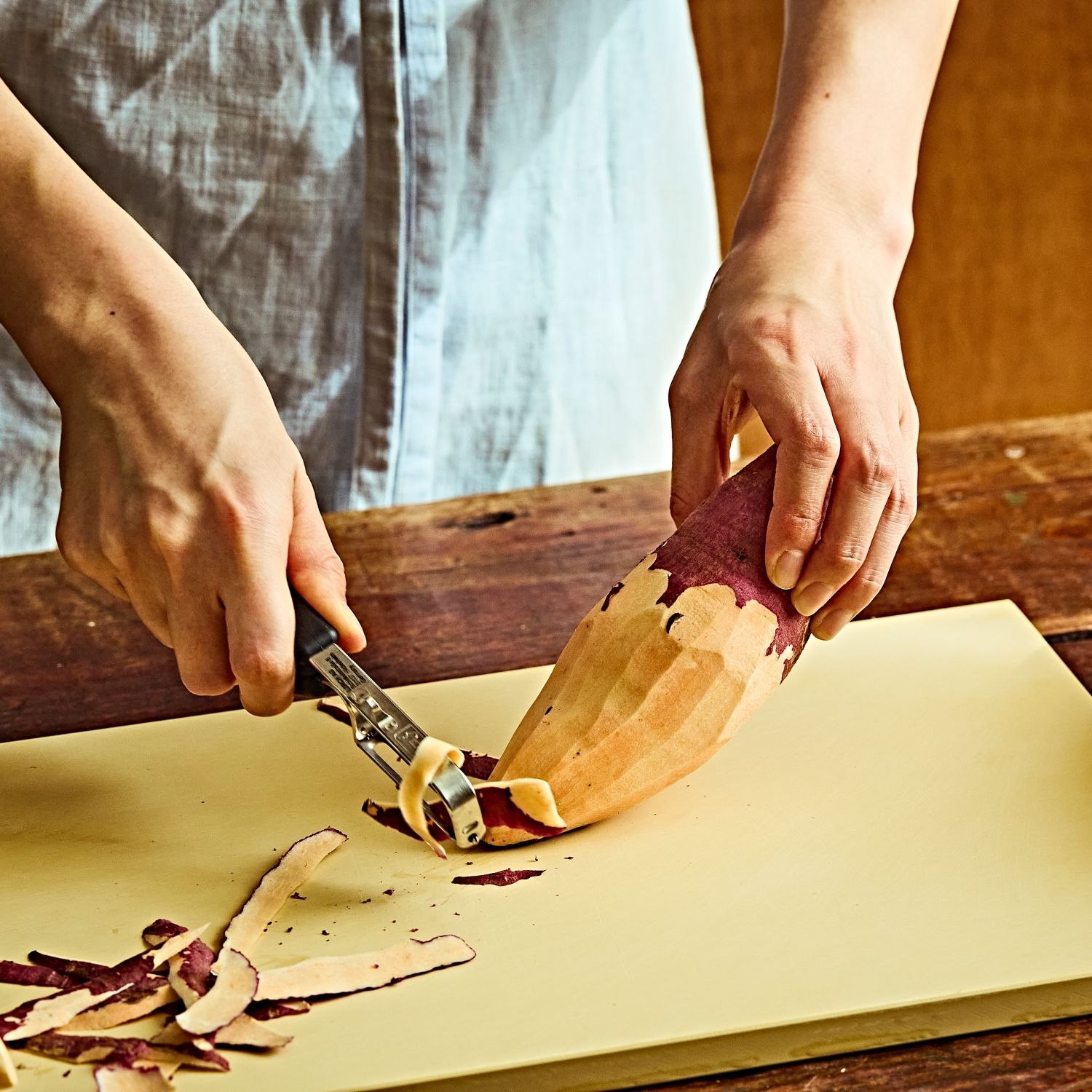 고구마는 껍질을 벗기고 한입 크기로 자른 뒤 물에 헹궈 전분을 제거해주세요. 내열용기에 담고 물을 1/4컵 정도 부운 후 랩을 씌우고 전자레인지에서 약 4분간 돌려 부드럽게 익혀주세요.
