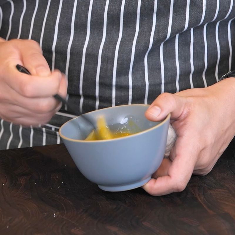 달걀은 지단을 부쳐 가늘게 채 썰어 준비해주세요.