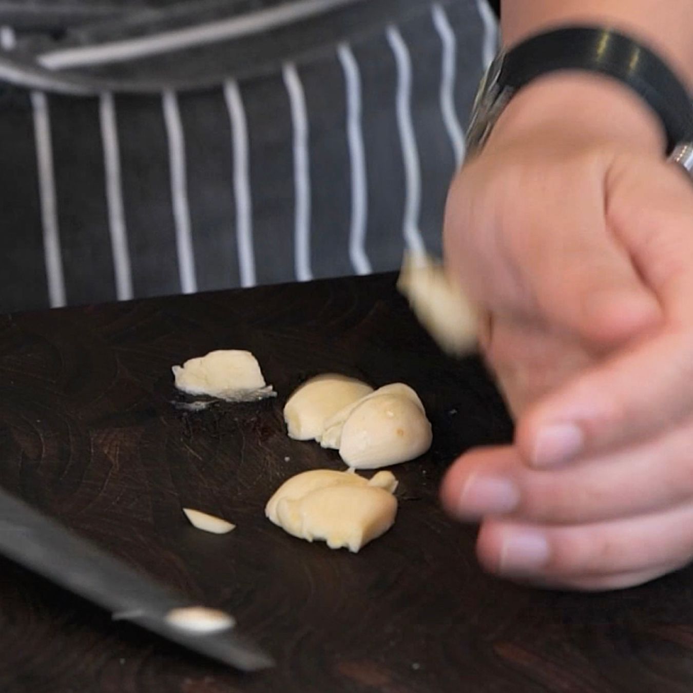 마늘은 으깨고, 양념에 사용할 대파는 6cm길이로, 고명으로 사용할 쪽파는 잘게 송송 썰어주세요.