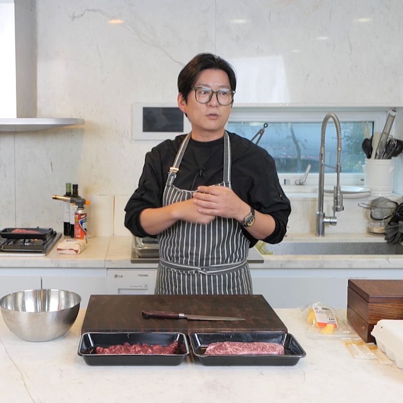 스테이크 덮밥 을 위한 재료 이미지로 소고기(스테이크용),밥,달걀,대파,마늘 등으로 구성 되어있습니다.