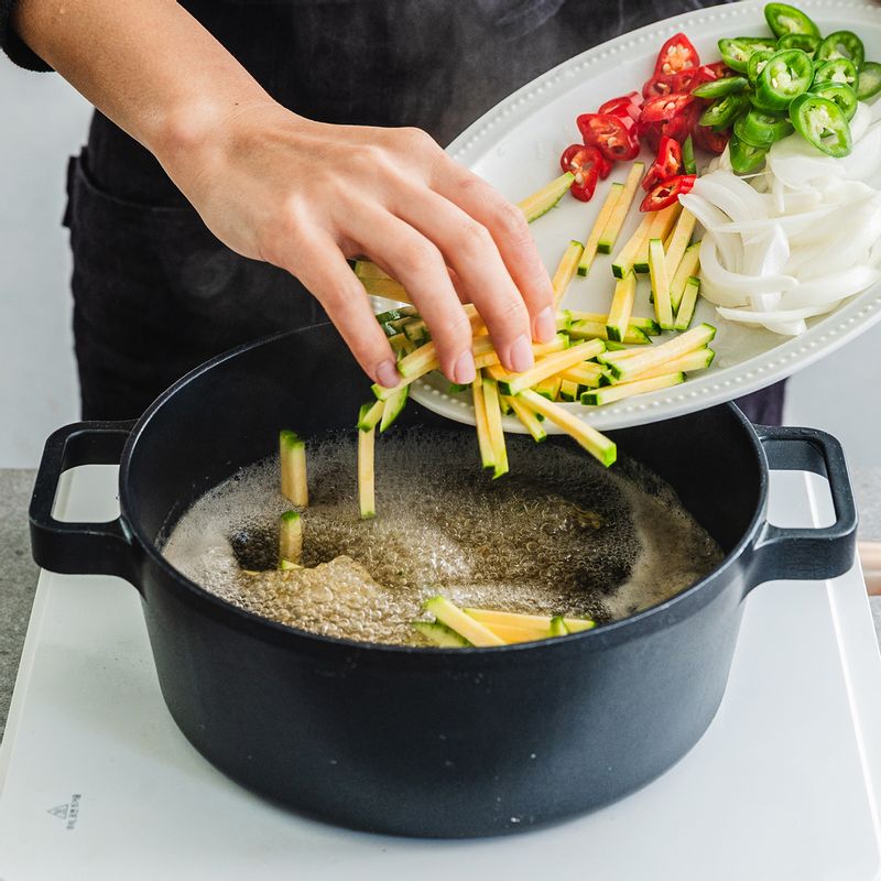 냄비에 물을 넣고 끓인 뒤 다진 마늘과 애호박, 양파를 넣어 한소끔 끓여주세요. 칼국수면을 넣고 면이 서로 붙지 않도록 저어가며 끓여주세요. 손질 바지락을 넣어 한소끔 더 끓여주세요.