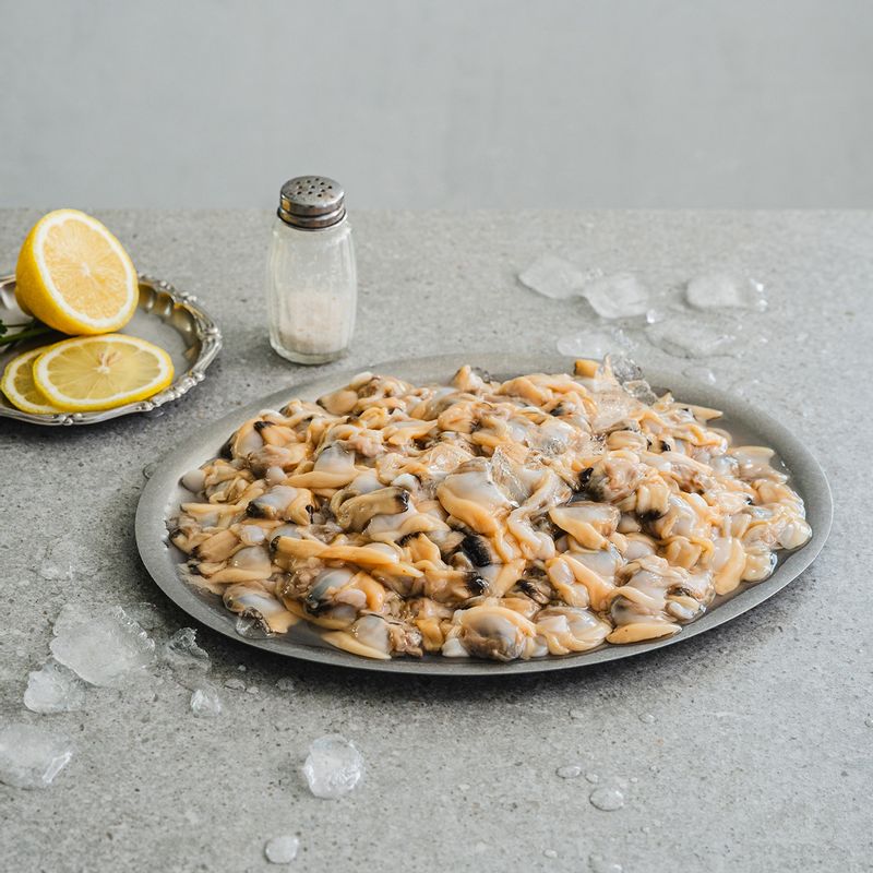 초간단 바지락 칼국수 을 위한 재료 이미지로 칼국수면,손질 바지락,애호박,양파,청홍고추 등으로 구성 되어있습니다.