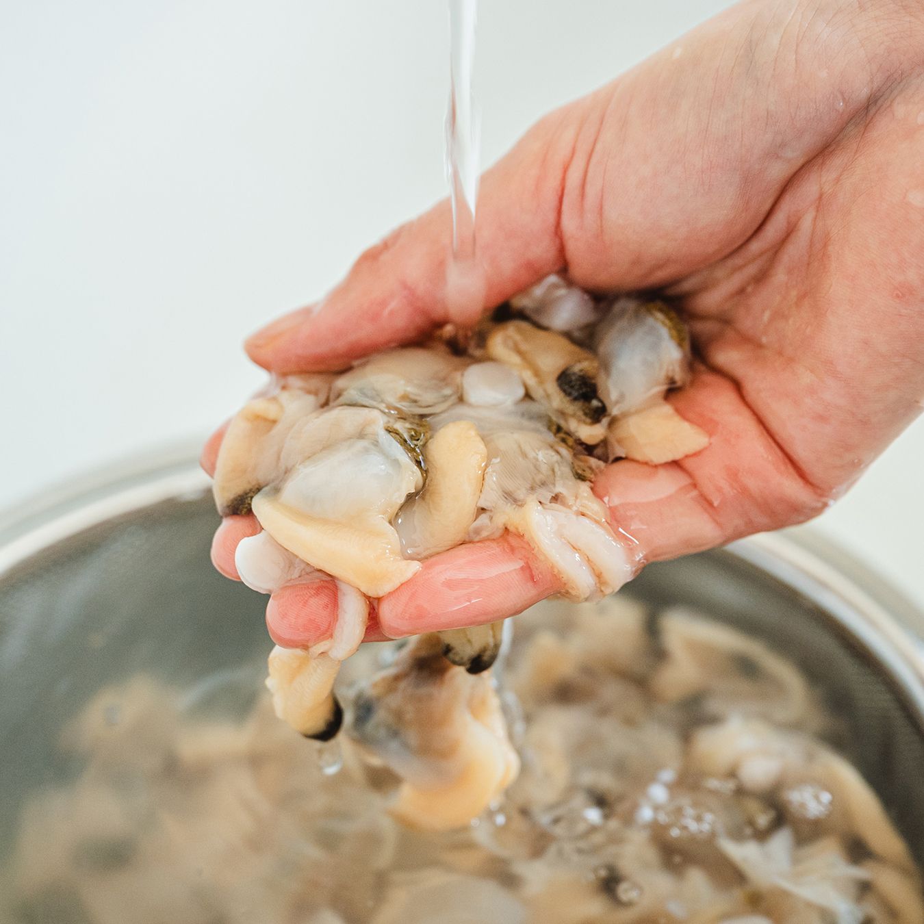 바지락은 깨끗하게 씻어 물기를 빼주세요. 애호박과 양파는 채 썰고, 청양고추와 홍고추는 어슷하게 썰어주세요. 
