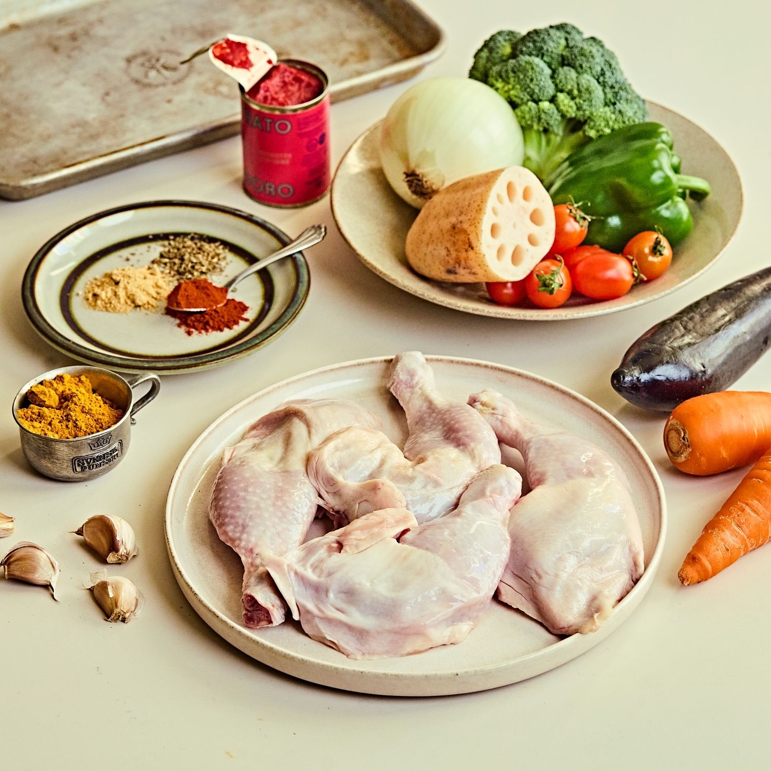 수프카레 을 위한 재료 이미지로 돼지고기 불고기용 (앞다리살),양파,치킨스톡큐브,물,올리브오일 등으로 구성 되어있습니다.