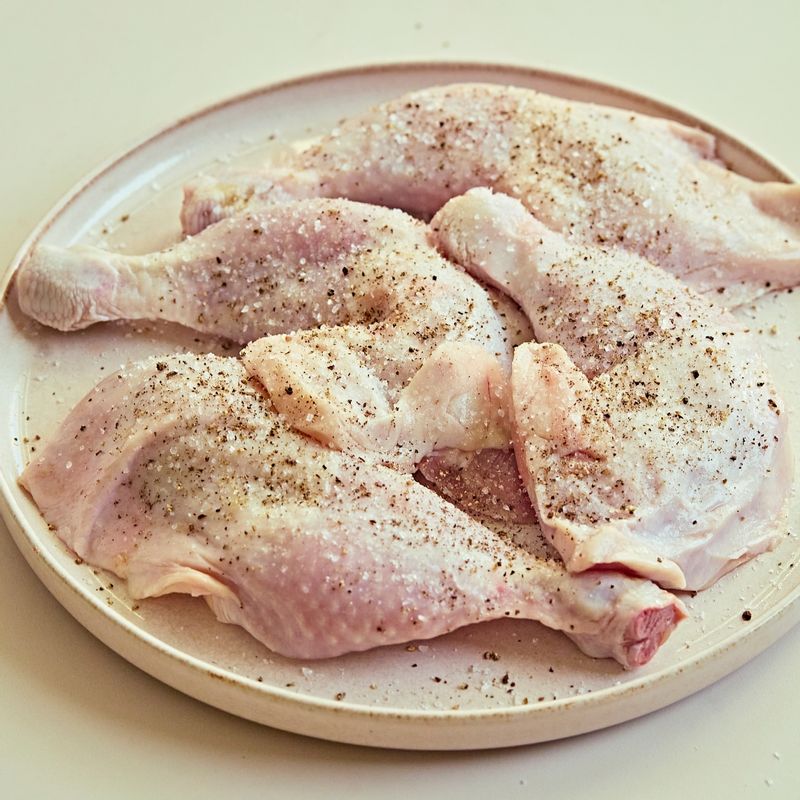 닭다리는 염지 재료에 재워두세요.