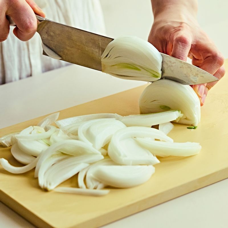 양파는 잘게 채썰어주세요. 마늘은 슬라이스 해주세요.