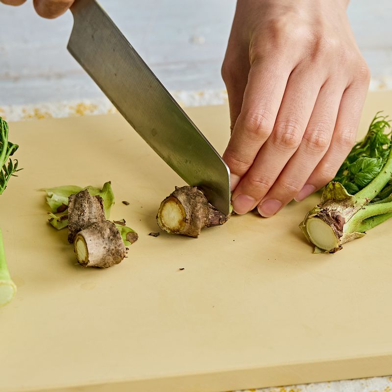 두릅은 밑동의 가시부분을 제거하고 깨끗이 씻어 2~3cm길이로 송송 썰어주세요.