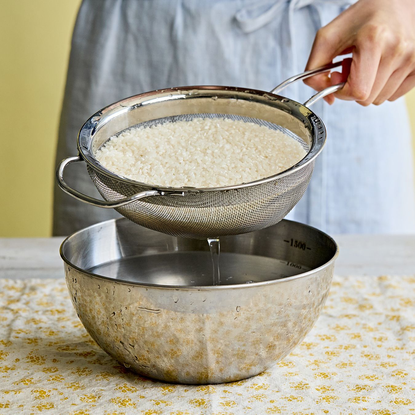 쌀은 깨끗이 씻어 20분 정도 불린 뒤 물기를 빼 준비해 주세요. 