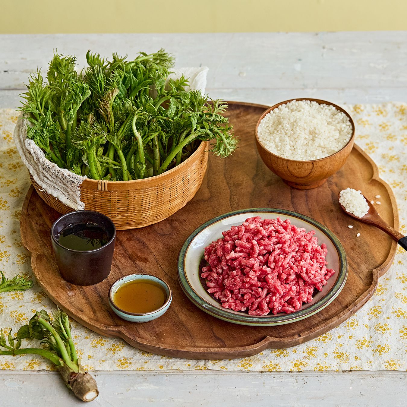 두릅 소고기 솥밥 을 위한 재료 이미지로 쌀,물,두릅(손질 상태),다진 소고기,간장 등으로 구성 되어있습니다.