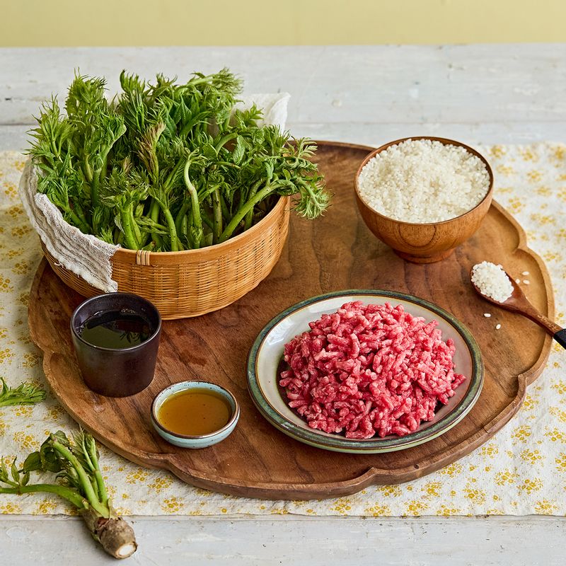 두릅 소고기 솥밥 을 위한 재료 이미지로 쌀,물,두릅(손질 상태),다진 소고기,간장 등으로 구성 되어있습니다.