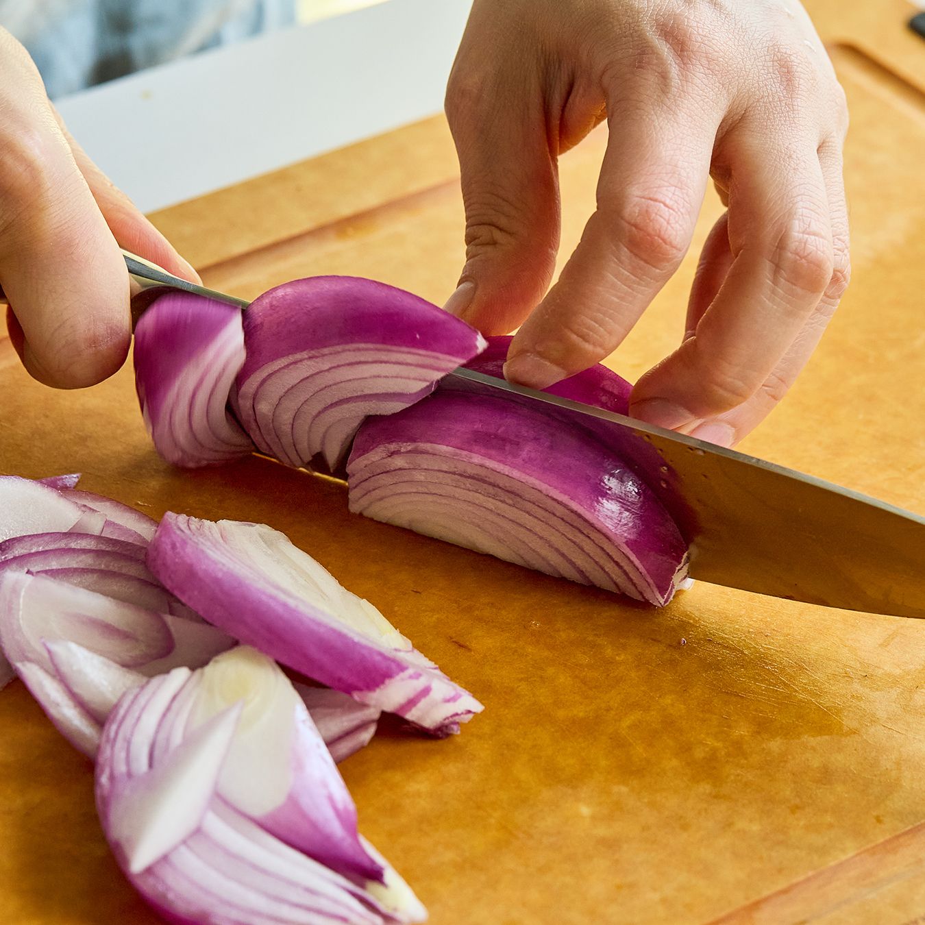 적양파는 두껍게 채썰어주세요. 브로콜리는 한입 크기로 썰고 파프리카는 씨를 제거하고 한입 크기로 썰어주세요. (tip. 채소는 기호에 맞게 변경해도 좋아요)