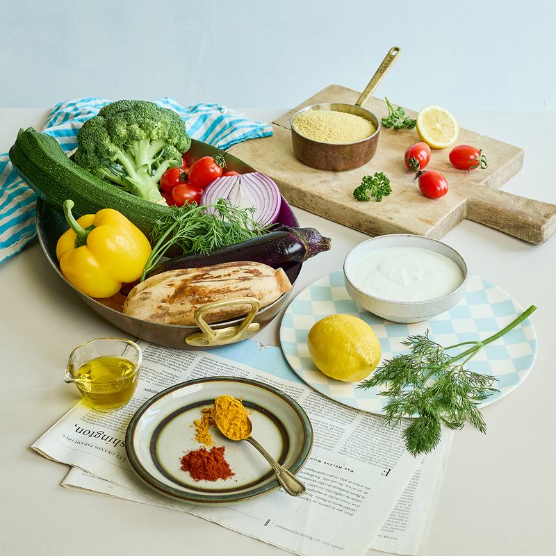 로스트베지 밀프랩 을 위한 재료 이미지로 삶은 쿠스쿠스,방울토마토,연근,가지,주키니 호박 등으로 구성 되어있습니다.