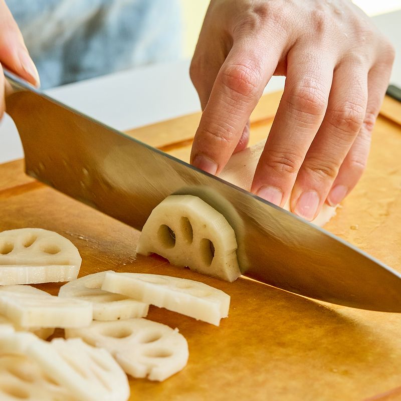 연근은 필러로 껍질을 제거한 후 반으로 잘라 0.5센치 두께로 썰어 식초물에 담가주세요.
가지, 주키니호박도 연근과 비슷하게 썰어주세요.