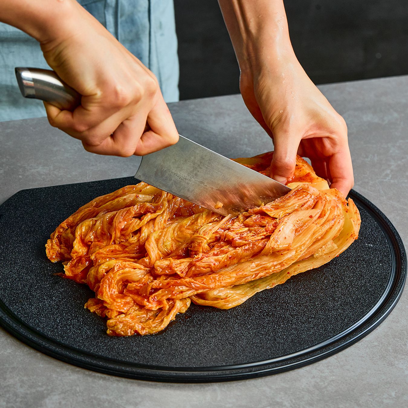 김치는 먹기 좋은 크기로 썰고, 양파는 굵게 채를 썰어주세요. 대파는 어슷하게 썰어주세요. 
