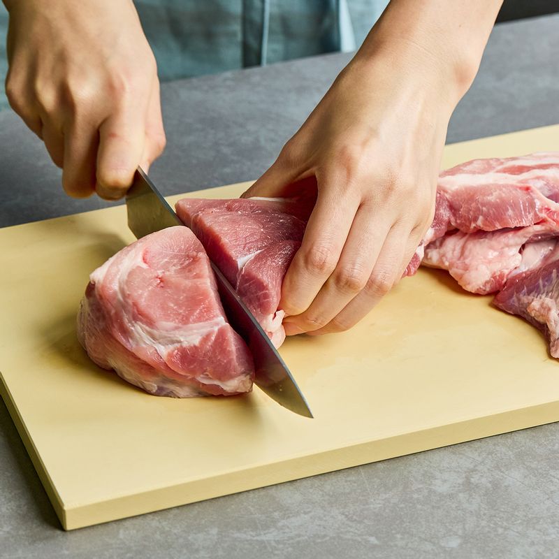 돼지고기는 큼직하게 썰어 준비해주세요.