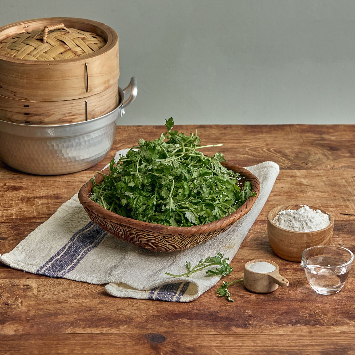 쑥버무리을 위한 재료 이미지로 쑥,쌀가루,물,설탕,소금 등으로 구성 되어있습니다.