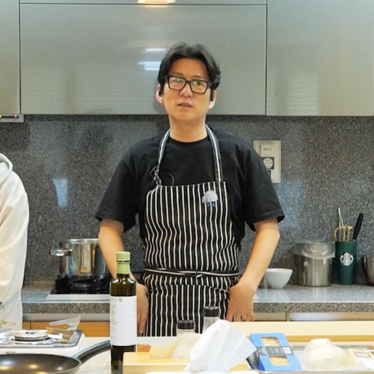 [강레오] 어란 파스타을 위한 재료 이미지로 링귀니 면,어란,양파,판체타(또는 베이컨),페퍼론치노 등으로 구성 되어있습니다.