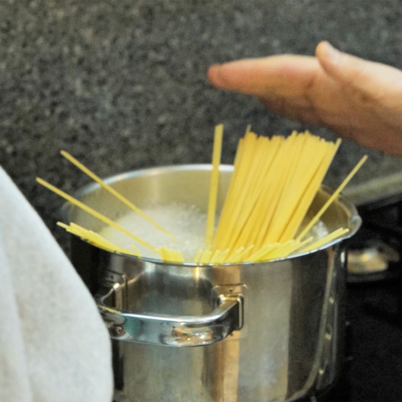 끓는 물에 소금과 올리브오일을 넣고 링귀니 면을 10분간 삶아주세요.(tip. 링귀니는 일반 스파게티보다 면이 납작해서 소스가 더 잘 흡착되고 식감이 부드러워요)