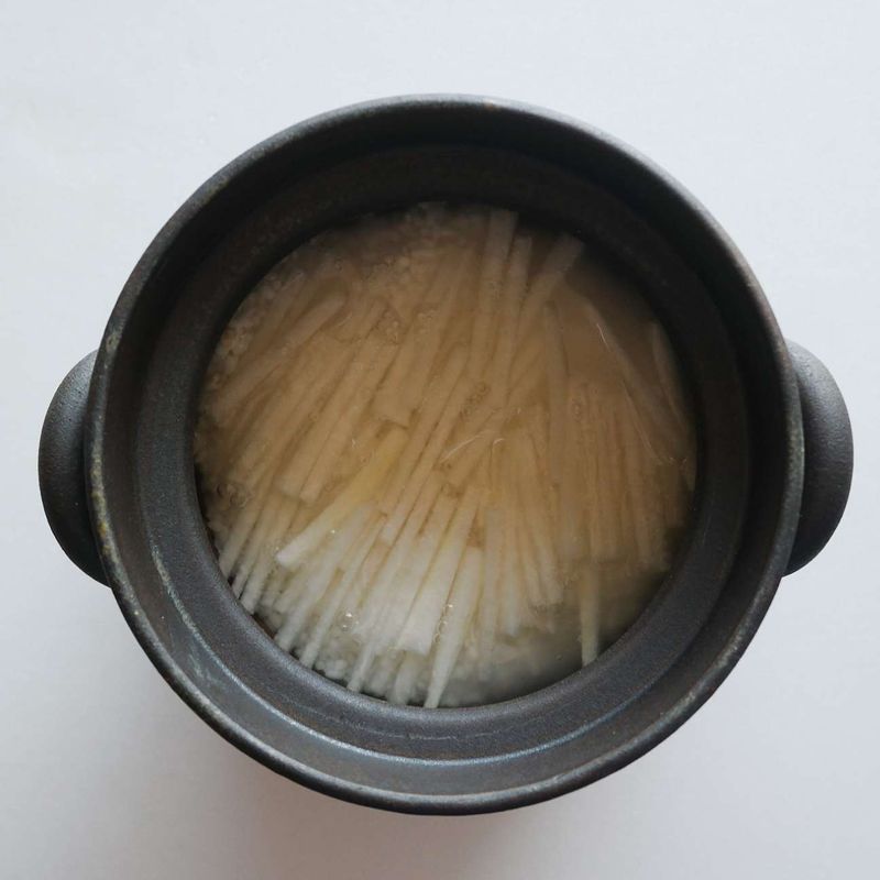 냄비에 불린 쌀을 넣고 무를 위에 넣고, 물을 잠길 만큼 넣어 약불에서 25분간 익혀주세요. 무와 굴에서 수분이 생기므로 평소 밥물보다 물의 양을 적게 해주세요.