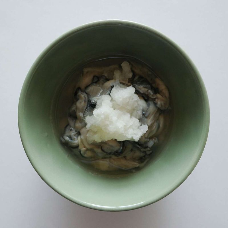 굴을 무즙에 잠시 버무려 비린내를 제거해주세요.