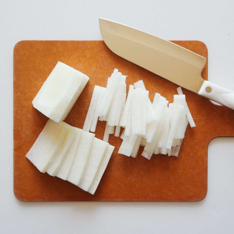 무는 먹기 좋게 채를 썰고, 자투리 무를 강판에 갈아 즙을 내주세요.