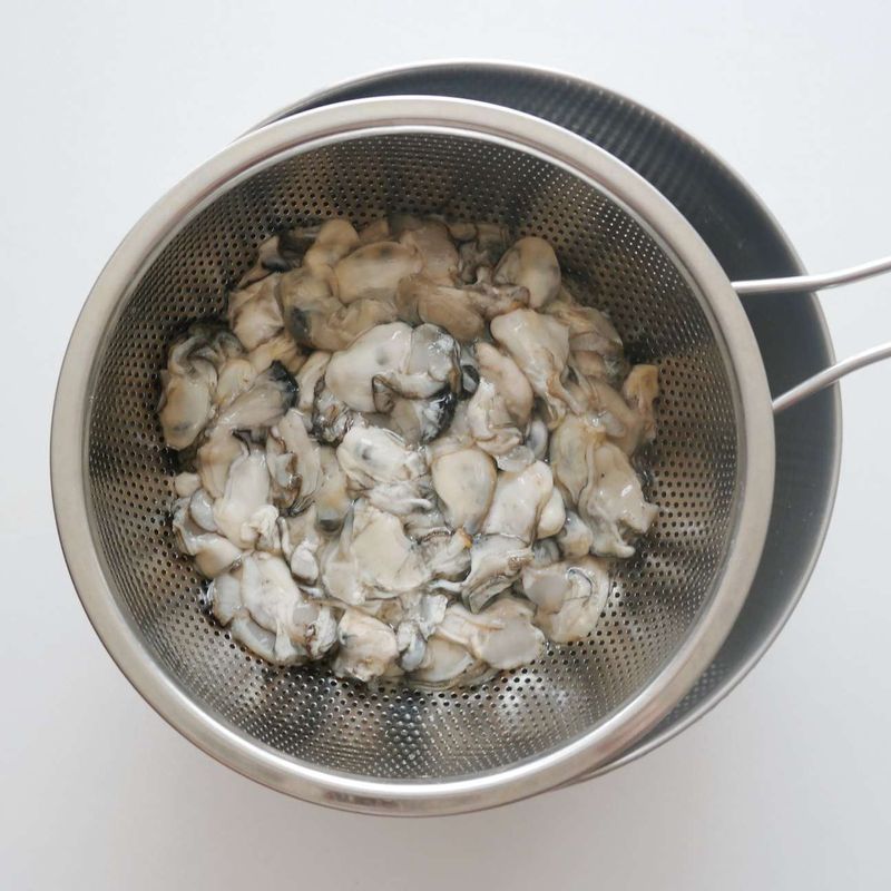 굴은 체에 밭쳐 소금물에 살살 흔들어 씻어주세요.