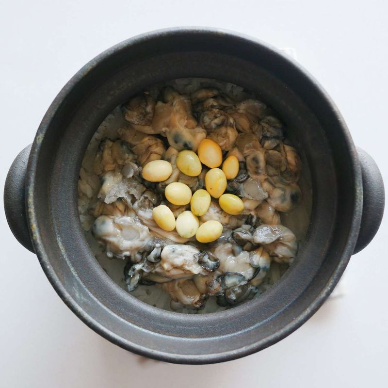 밥이 거의 익었을 때 굴과 은행을 넣고 5분간 더 끓이고 불을 끈 후 다시 5분간 뜸을 들여주세요.