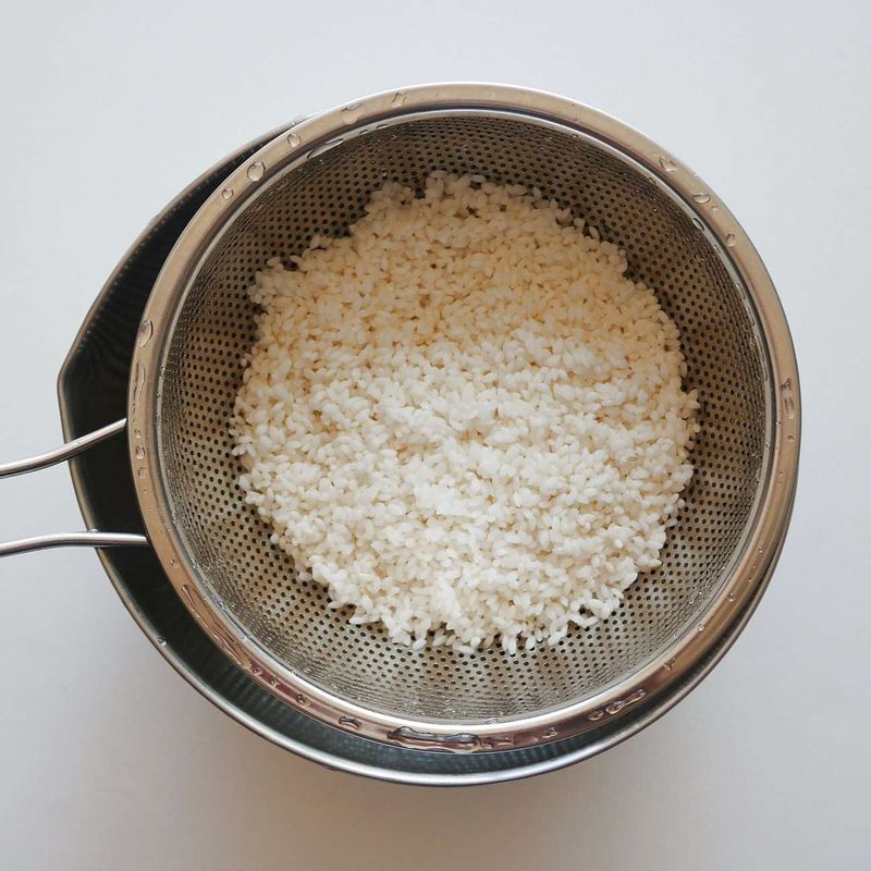 쌀은 씻어 30분 이상 불린 후, 체에 밭쳐 물기를 빼주세요.
