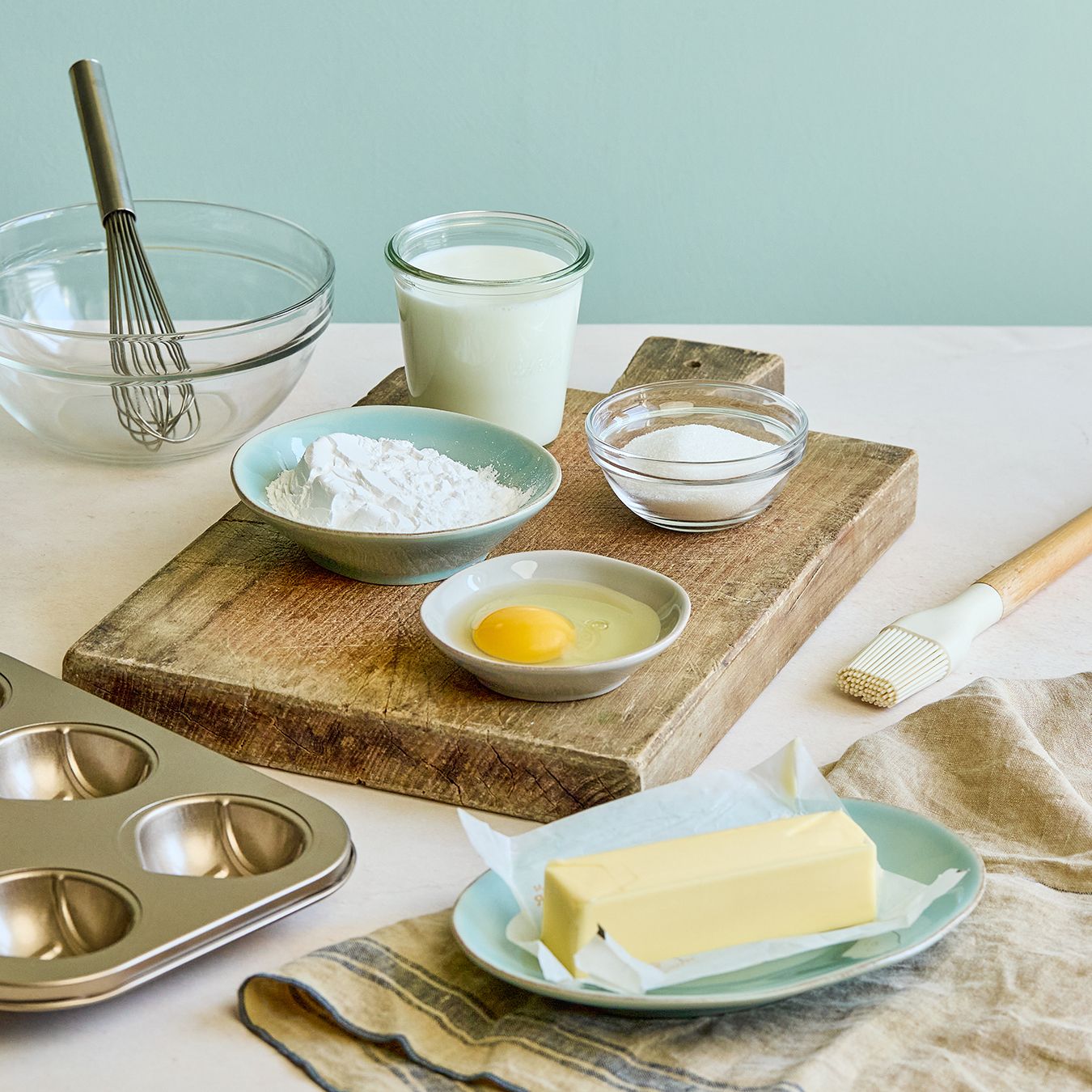 버터떡을 위한 재료 이미지로 달걀노른자,설탕,연유,소금,우유 등으로 구성 되어있습니다.