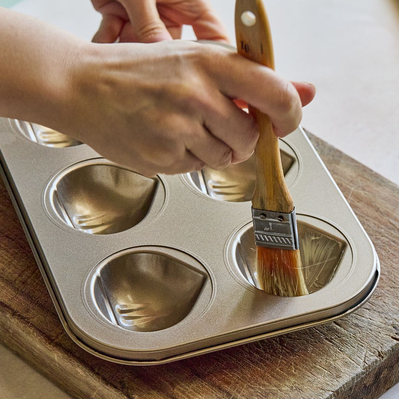 틀에 버터를 바르고 설탕을 뿌려 준비해주세요. (tip. 겉면이 더 바삭하고 구움색이 잘 나요)