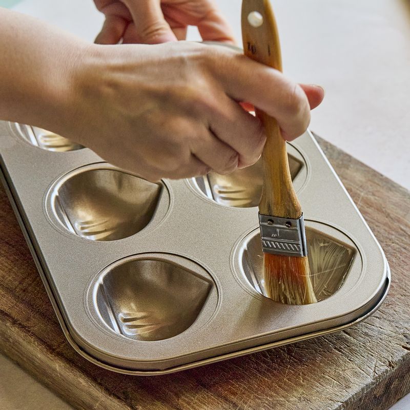 틀에 버터를 바르고 설탕을 뿌려 준비해주세요. (tip. 겉면이 더 바삭하고 구움색이 잘 나요)