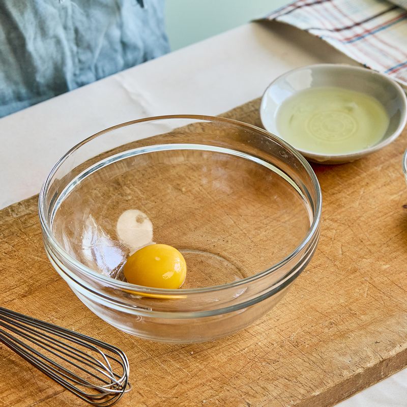 볼에 달걀, 설탕, 소금, 연유를 넣고 잘 섞어주세요.