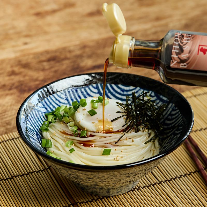 그릇에 면을 담고 수란(또는 달걀노른자), 간 무, 김, 쪽파 등 고명을 얹은 후 쯔유를 부어 맛있게 즐겨주세요. (tip. 고명은 기호에 맞게 바꿔도 좋아요)