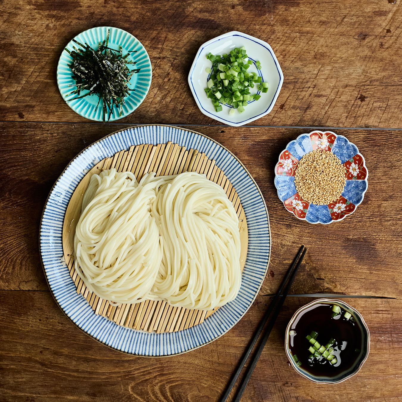 가마타마 우동을 위한 재료 이미지로 고토 테노베 우동면,쯔유,달걀,쪽파,간 무 등으로 구성 되어있습니다.