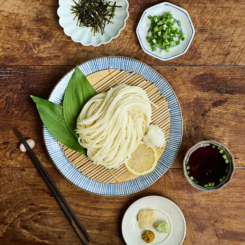 자루 우동 을 위한 재료 이미지로 고토 테노베 우동면,쯔유,물,쪽파 등으로 구성 되어있습니다.